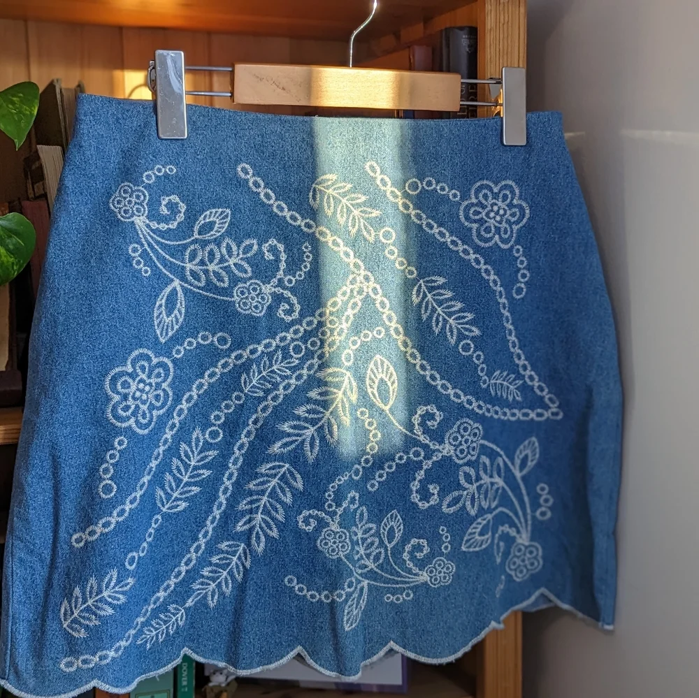 Anthropologie Blu Pepper Embroidered Blue Jean Skirt Scalloped Hem Size M - Picture 4 of 11